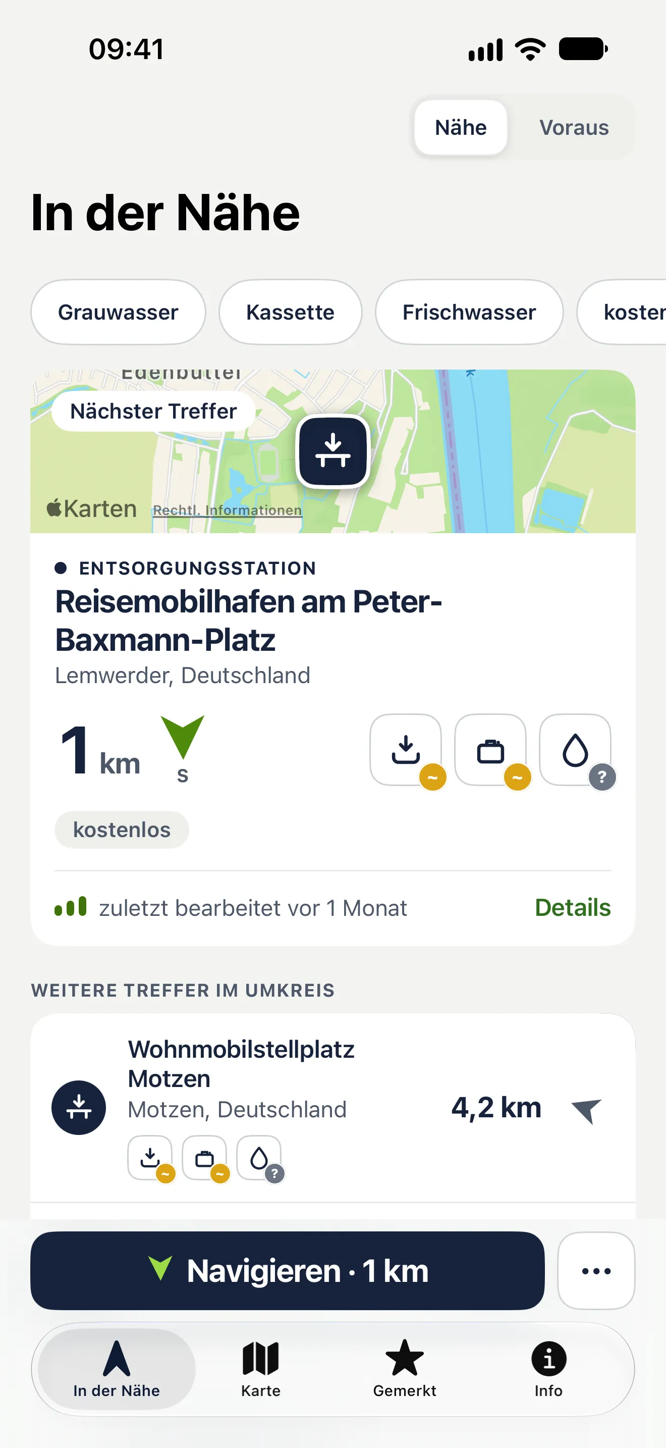 Bildschirmfoto der App: Liste „In der Nähe“ mit Karte, der nächsten Entsorgungsstation, Entfernung und Richtungspfeil